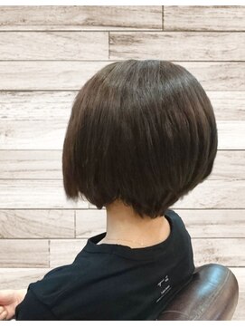 アクアヴィタエ(Aqua vitae) 40代、50代グレーカラーショートスタイル