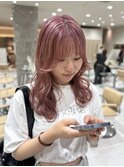 ブロンドに落ちるピンクカラー