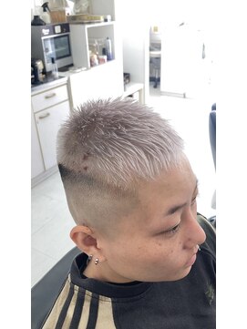 アヴニール アックス(Avenir axe) フェードカット/ホワイトカラー