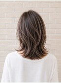 白髪ぼかしハイライト×外ハネミディ