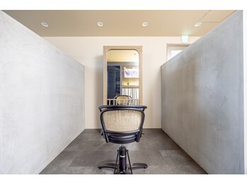 シスイ(sisui)の写真/【2階拡張OPEN】半個室の和モダン空間で、骨格や髪質を見極める提案でライフスタイルに合わせた施術を！