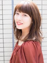 ルティア(Lutia) 斜めバング グラマラスカール アッシュカラー