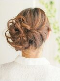 耳後ろにまとめたシニヨン
