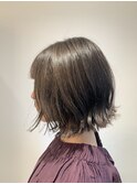アッシュベージュの切りっぱなしボブ
