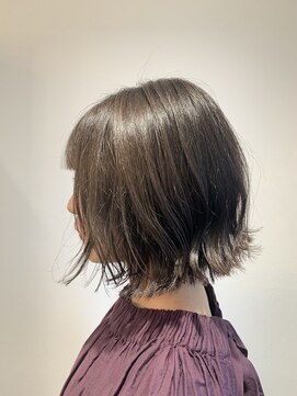 キー(KEY) アッシュベージュの切りっぱなしボブ