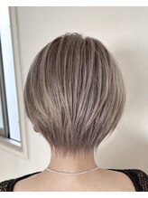 ショート×ハイトーンカラー１★ケアブリーチでダメージレスなベージュカラー[ハイトーン/ブリーチ]