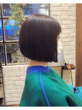 ウィーク 梅田(UiiC) ラベンダーカラーで透明感前下がりコンパクトボブ uiic 中平鮎歌