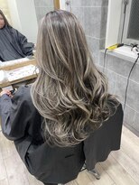 ジゼル(gisele)&nbsp;(稲毛) ハイライトくるくる波巻きロング