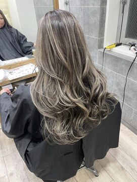 ジゼル(gisele) (稲毛) ハイライトくるくる波巻きロング