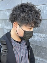 ヒュイル バイ ニアウ(Hwyl by Niau) メンズマッシュパーマ波巻スパイラルパーマニュアンスパーマ眉毛