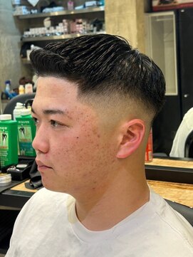 ビンゴ(BINGO) 1633黒髪刈り上げツーブロックフェードカットバーバースタイル