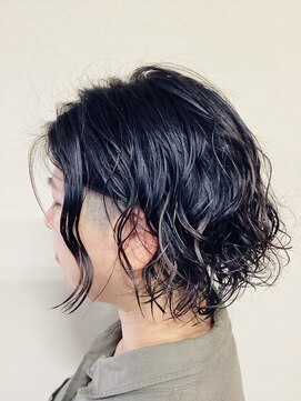 ワンダーワークス(Wonder Works) エッジの効いたウェーブなウェットヘア