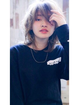 エイミー(Aimee) Aimee ミディアムウルフ×ホワイトグレージュ