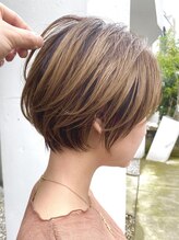 エリマ 調布(elima) 白髪ぼかしハイライトカラー大人ショートヘアくびれショートボブ
