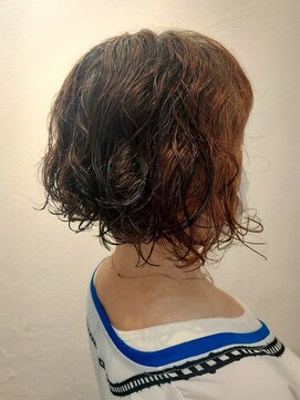 タエビスアリッサム(Taebis Alyssum) 前下がりボブパーマ(アシンメトリー、ゆるふわパーマ)