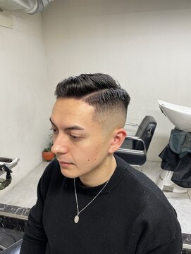 メリケンバーバーショップ フクオカ(MERICAN BARBERSHOP FUK) 波巻き束感ショートツーブロックマッシュアップバングコンマヘア