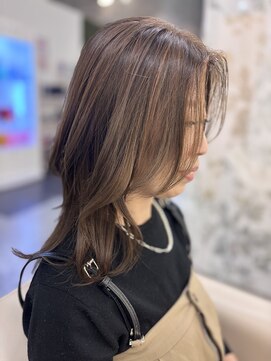 パシフィックダズールバトン(Pacific Dazzle baton) やわらかレイヤード×白髪ぼかしハイライト