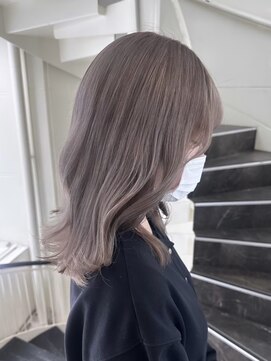 リア(riah) ハイライトカラーミルクティーベージュレイヤーカット