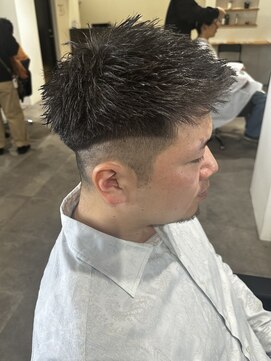 ヒュイル バイ ニアウ(Hwyl by Niau) メンズショートジェットモヒカンフェード刈り上げ