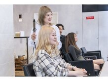 友達と来店することは出来る？【北谷/沖縄/美浜/ダブルカラー/ケアブリーチ/髪質改善/イルミナ/TOKIO】