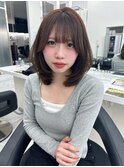 赤みの少ないベージュにワンカールでまとまるミディアムレイヤー