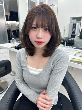 シアター 福岡天神(THEATER) 赤みの少ないベージュにワンカールでまとまるミディアムレイヤー