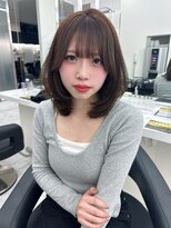 シアター 福岡天神(THEATER) 赤みの少ないベージュにワンカールでまとまるミディアムレイヤー