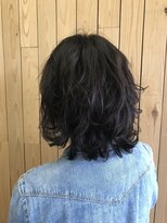 ルーツマーチン(ROOTSmartin)&nbsp;トップにボリューム。レイヤーの入ったミディアムボブスタイル