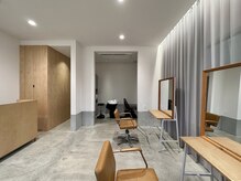 カルム ヘアー(calme hair)の雰囲気（白と木目の落ち着いた店内。）