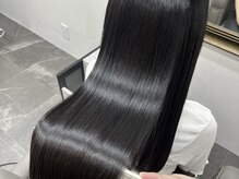 UPTOGLOSSはエイジング（老化）の進行を水素の力で抑え、抜毛や白髪抑制効果がある最高級のトリートメント