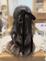 ふわっと感とリボンで大人ガーリーに♪人気のハーフアップ