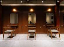 自然光の入る落ち着きのある店内[心斎橋/カラー/髪質改善]