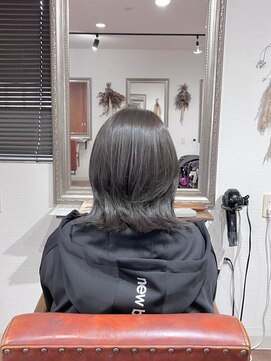 伸ばしかけミディアムグレージュ. ..~*＊.