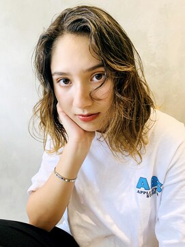 アイティー バイ アルバム 中野店(IT by ALBUM) ウェーブスタイル_ハイライトカラーオリーブカラー_27936