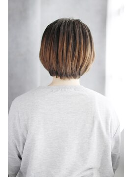 シュシュット(chouchoute) 美髪質改善ホワイトブロンドワイドバングイメチェン外ハネボブ70