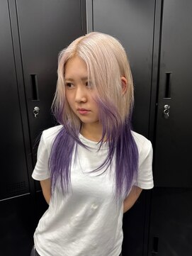 シキ(SHIKI) レイヤーカット　ホワイトブロンド　ルーツカラー