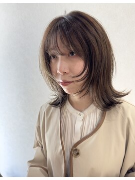 エン(en,) レイヤーミディアム美髪くびれワンカールシルキーベージュ