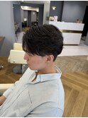スーツ短髪ツーブロック束感黒髪シークレットパーマ流行