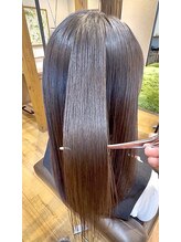 【技術】毛先までしなやかに潤う。自然な丸みと柔らかさが魅力の「地毛風ストレート」