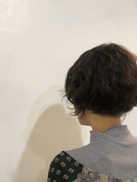 エディ(HEDI) 前下がりパーマ