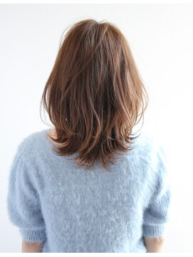 アフロート ルヴア(AFLOAT RUVUA) 30/40/50代【小顔効果抜群!外ハネくびれミディアムレイヤー】