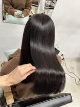 UPTOGLOSSはエイジング（老化）の進行を水素の力で抑え、抜毛や白髪抑制効果がある最高級のトリートメント