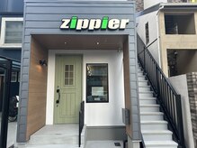ジッパー(zippier)の雰囲気（おしゃれなドアと看板は入り口のこだわり）