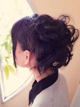 アカラ(AKALA) 編み込みをポイントに入れたゆるふわアップ☆