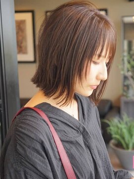 メゾン アヴァロ(Maison Avallo) 顔周りにレイヤーを入れた切りっぱなしボブ