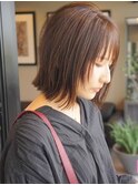 顔周りにレイヤーを入れた切りっぱなしボブ