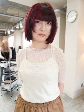 トナリ(tonari) セクションカラー レッドカラー レイヤーボブ【鹿児島中央駅】