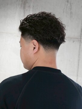 MEN'S/ツイストスパイラル×テーパーフェード/サイドパート