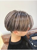毛流れセンターパート・ミルクティーブロンド・メンズハイライト