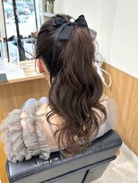 ラフテル(RAFTEL)&nbsp;大人可愛いブラックリボンの高めポニーテールアレンジ